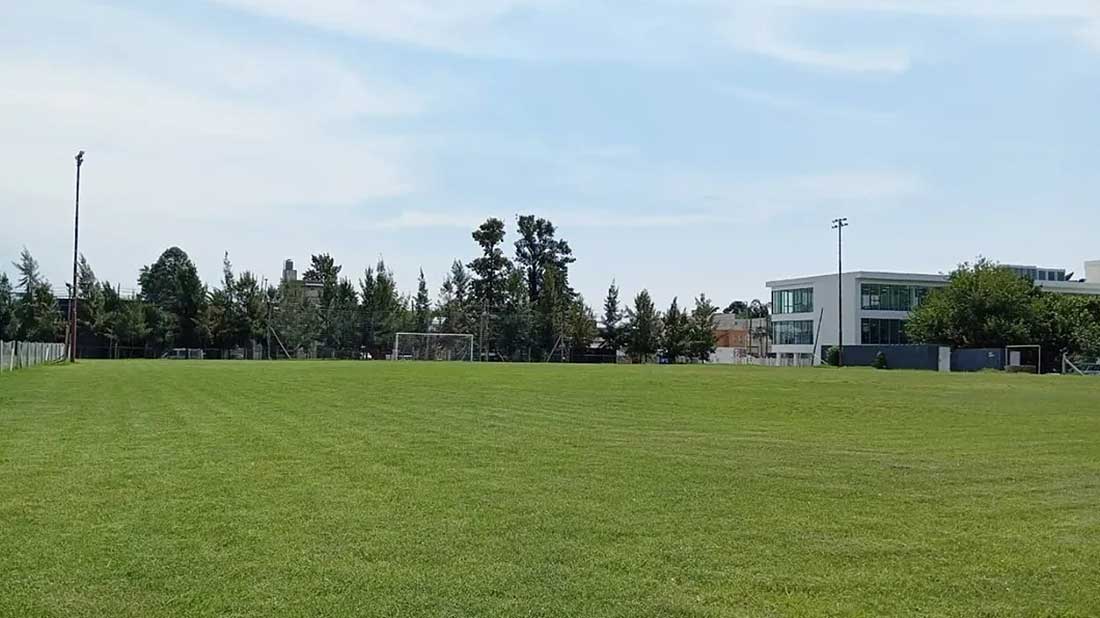 Cancha de césped Sede Central UNAJ